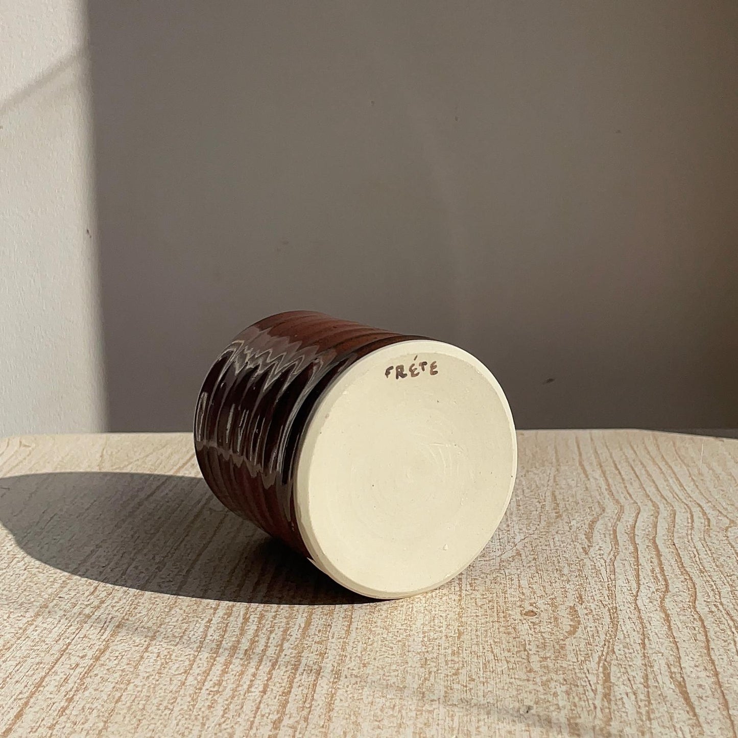cup with frete written on the bottom